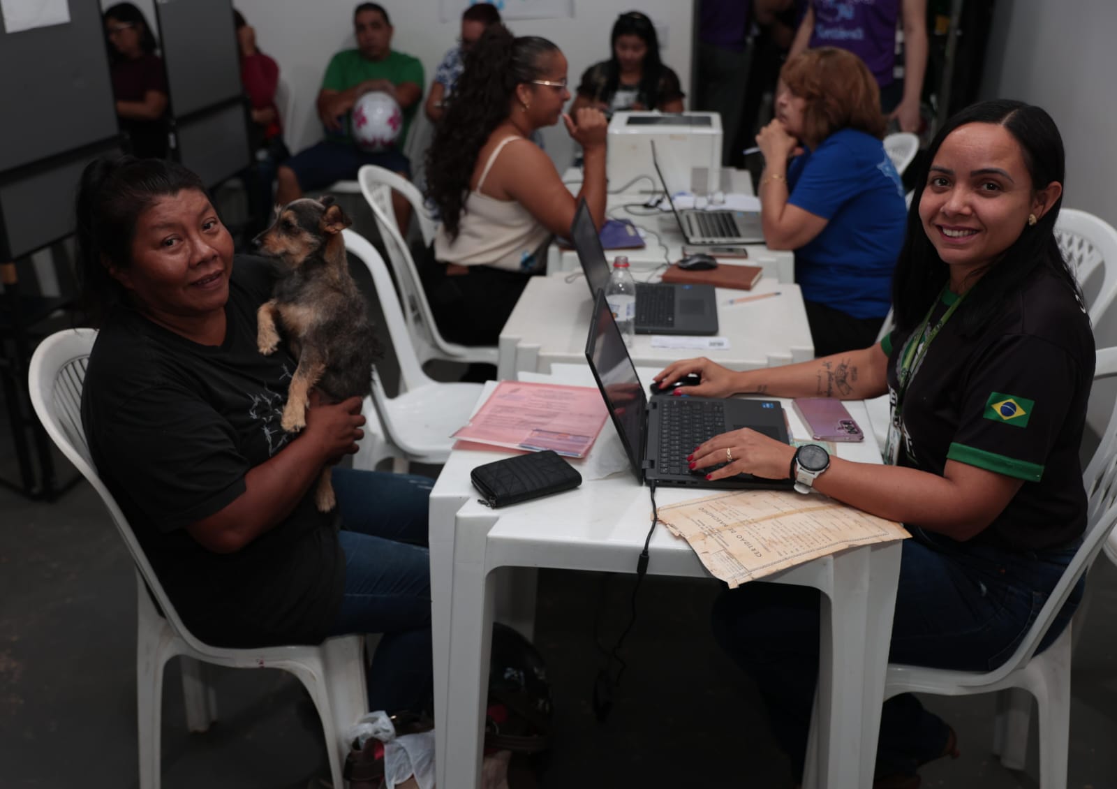 Marcilene Carneiro Santana recebe atendimento da Defensoria Itinerante para emissão da segunda via da certidão de nascimento