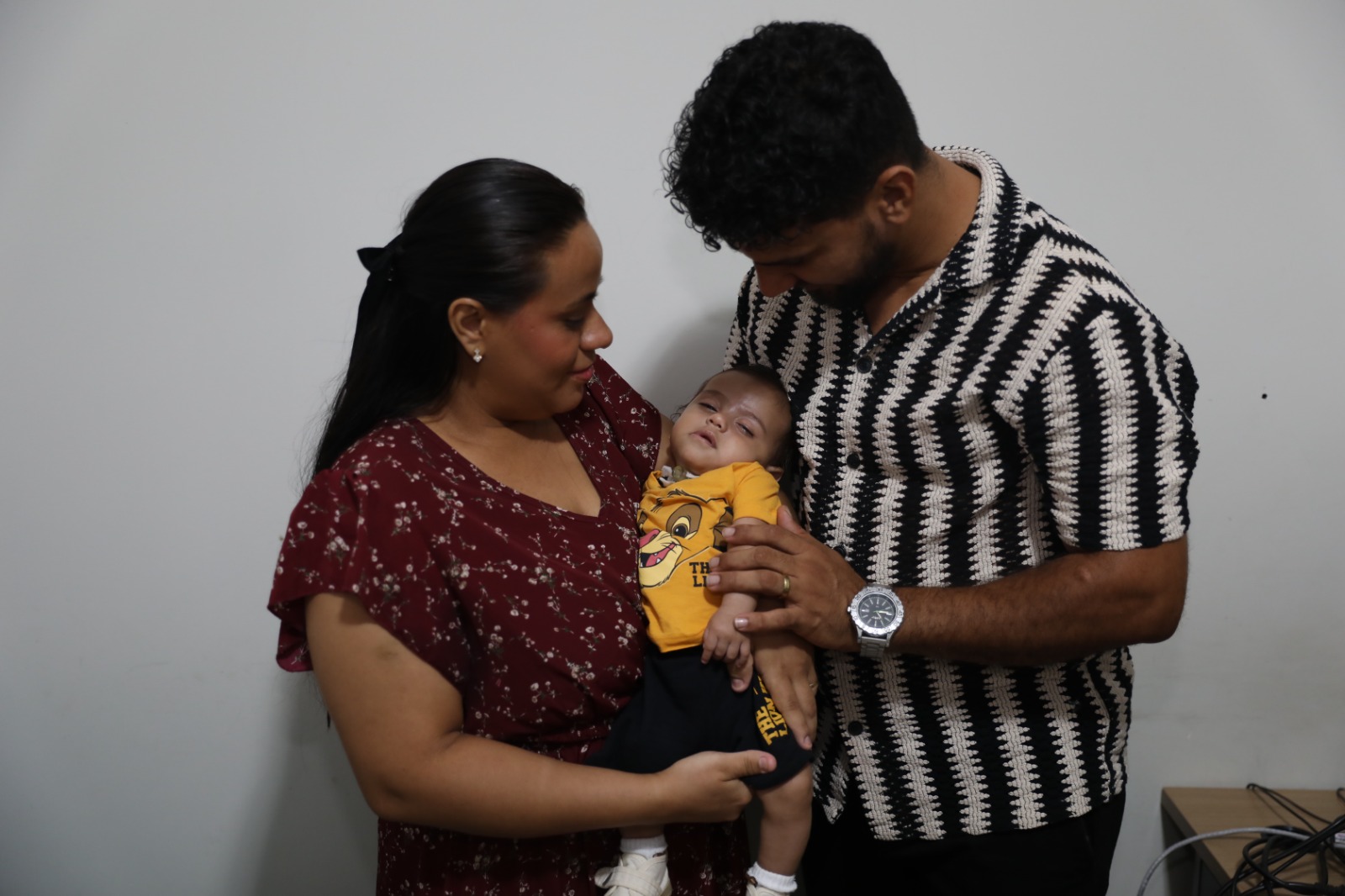 Heitor Lobato, de 3 meses, entre os pais Erily e Francisco Lobato