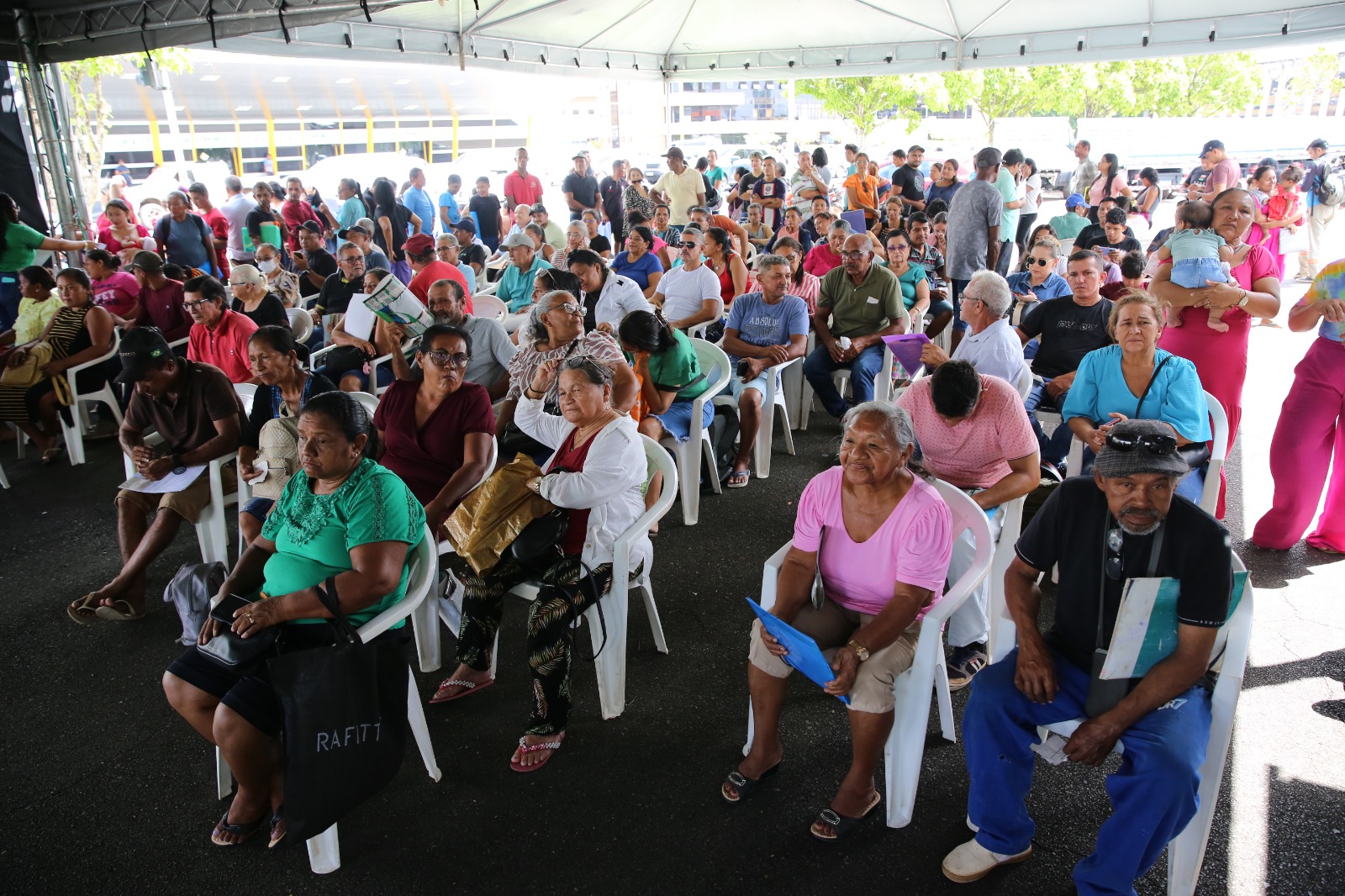 É recomendado levar a documentação de identificação pessoal disponível, como CPF, RG e comprovante de residência.
