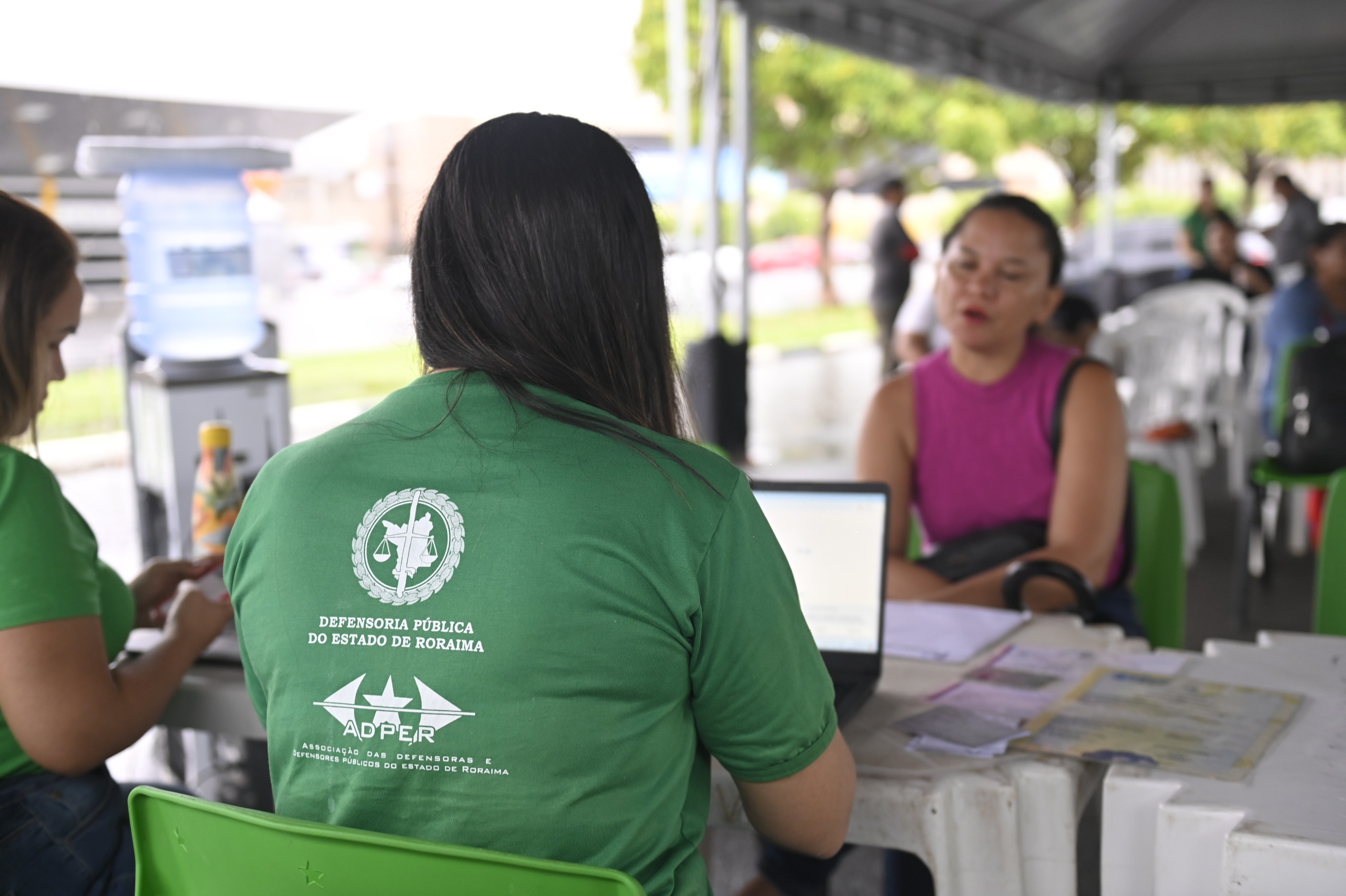 É recomendado levar a documentação de identificação pessoal disponível como certidão de nascimento ou casamento, CPF, RG e comprovante de residência