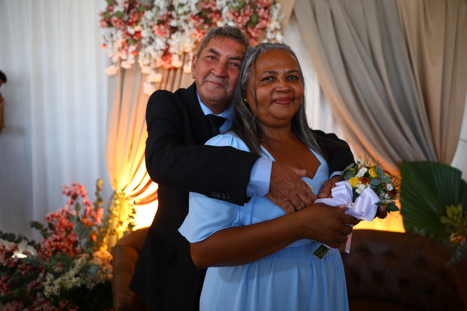 Após 30 anos de relacionamento e dois filhos, Elizângela Pereira da Silva, de 49 anos, e Mário Alves de Sousa, de 73, decidiram oficializar a união durante o casamento coletivo promovido pela DPE-RR