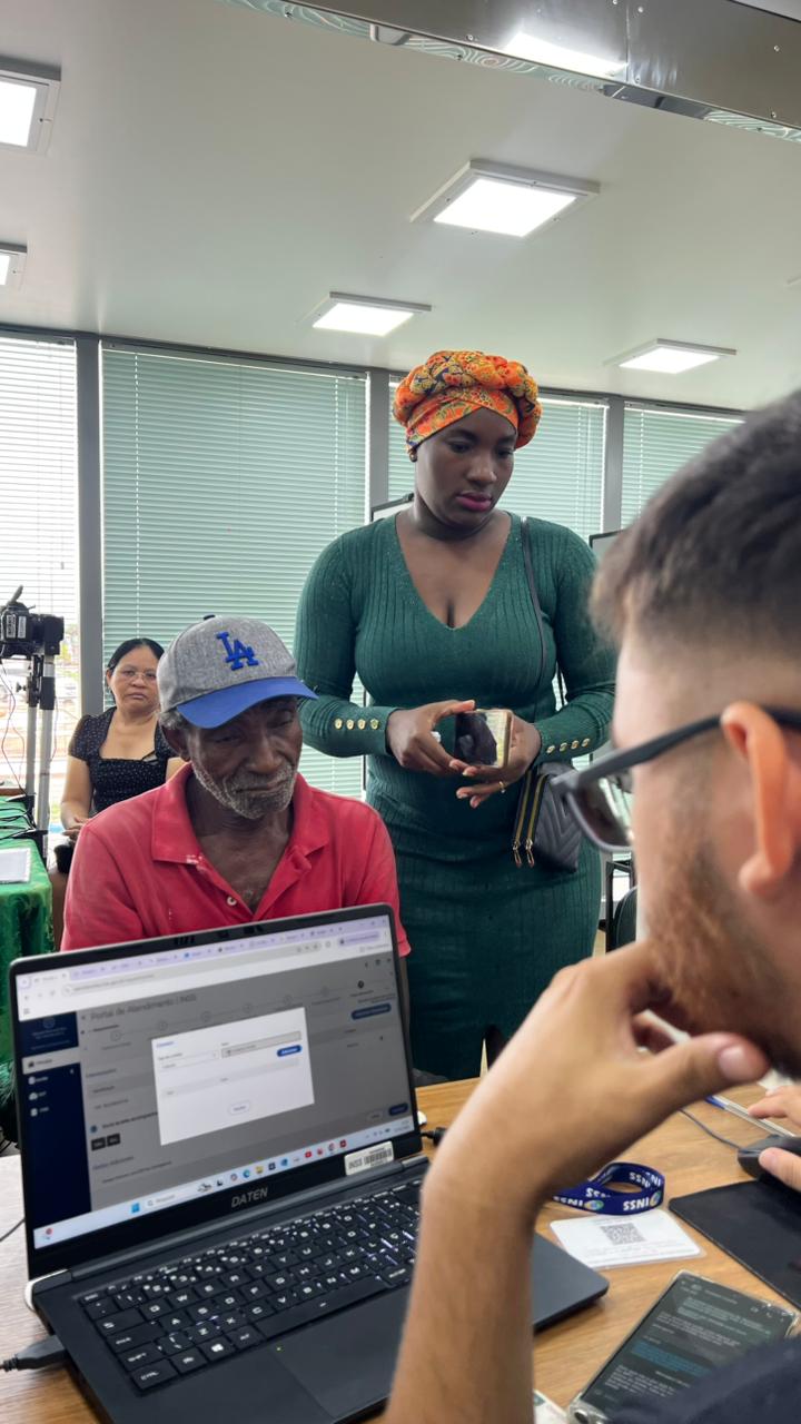 A dona de casa Gracielle Niambi Whitney Johnson e o pai aposentado Wendell Whitney Benjamin buscaram os serviços da Carreta dos Direitos em Bonfim