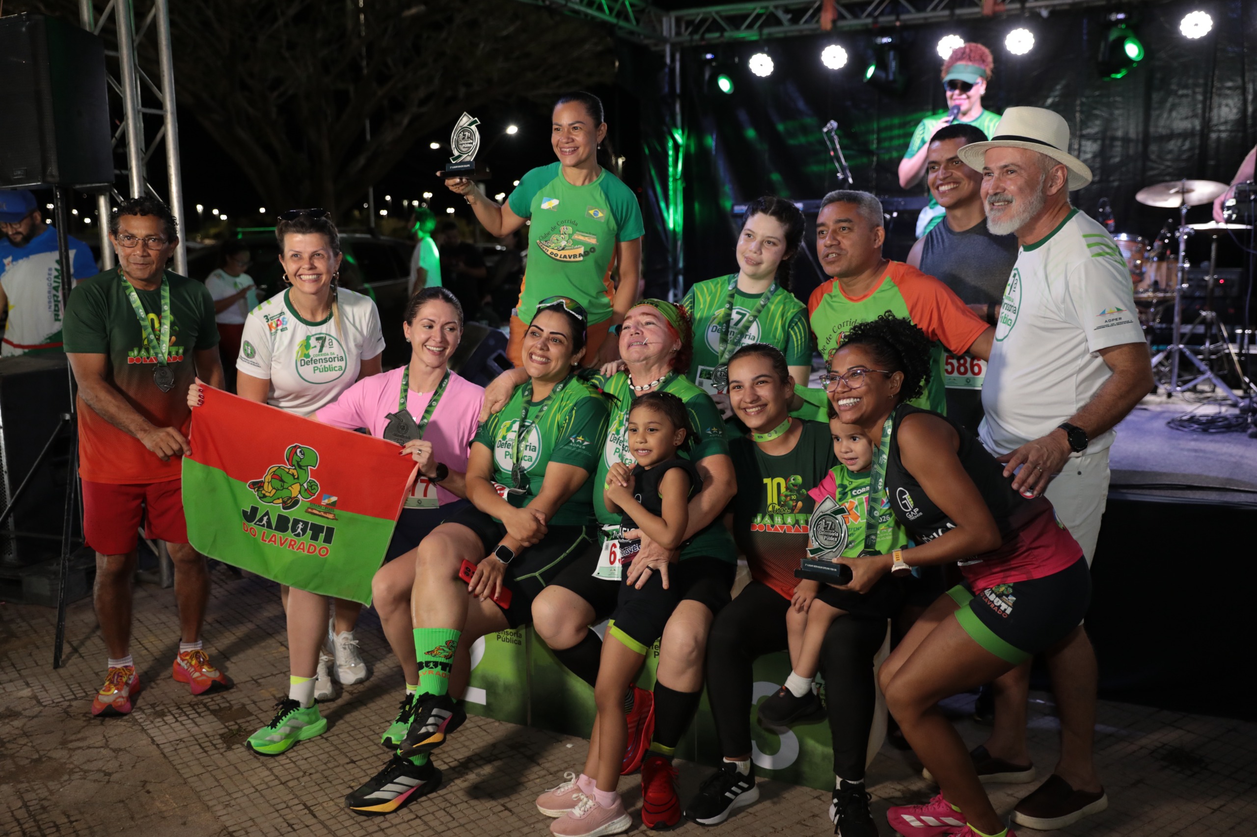 Atletas das categorias 5 km, 10 km, servidoras(es), PCD e pessoa idosa receberam subiram no pódio na premiação da 7ª Corrida da Defensoria.
