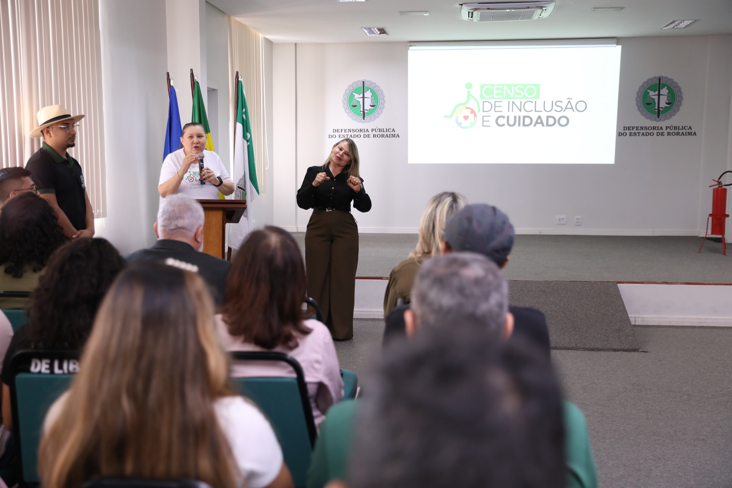 A diretora de Recursos Humanos da DPE-RR, Eunice Almeida Evangelista, apresentou detalhes do questionário do censo.