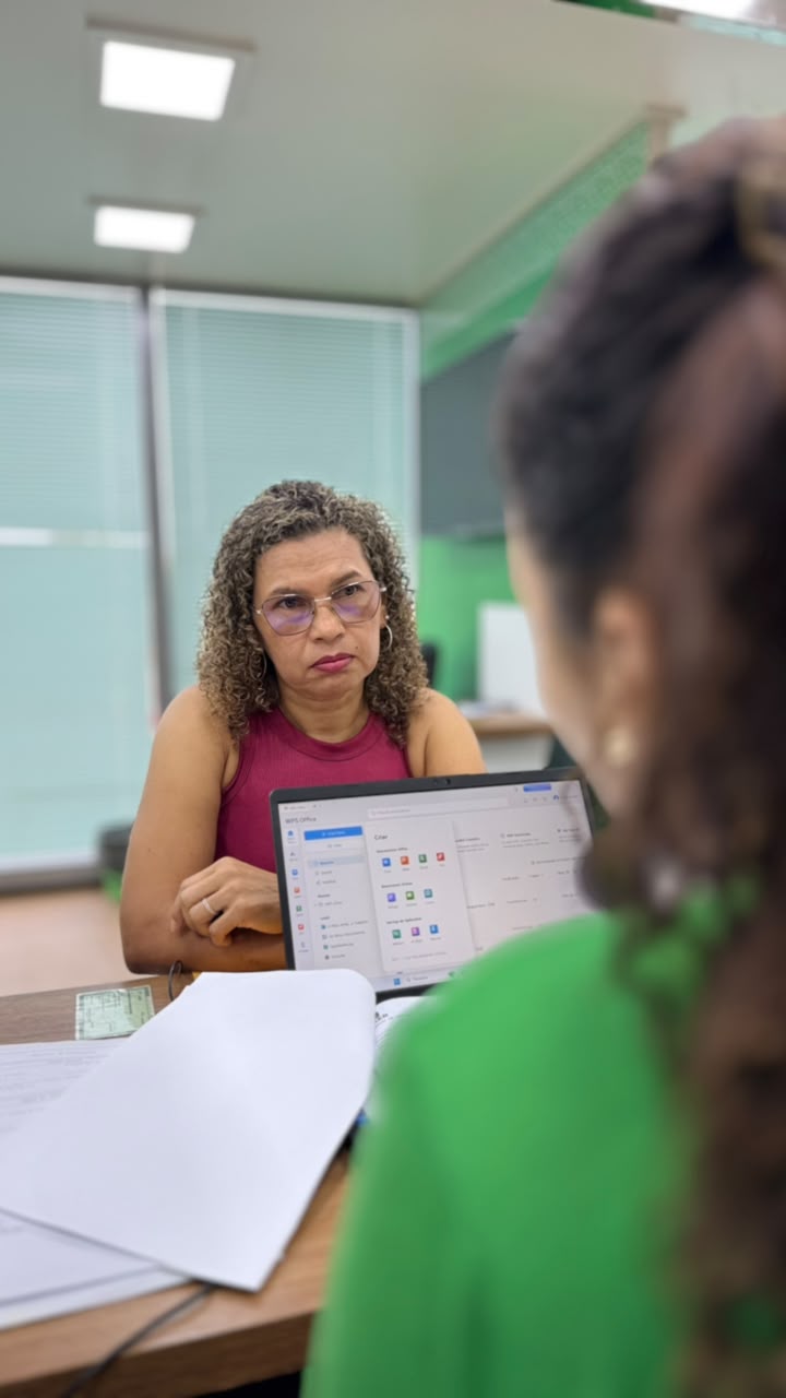 A unidade itinerante reúne serviços jurídicos e de cidadania para facilitar o acesso da população a atendimentos gratuitos.