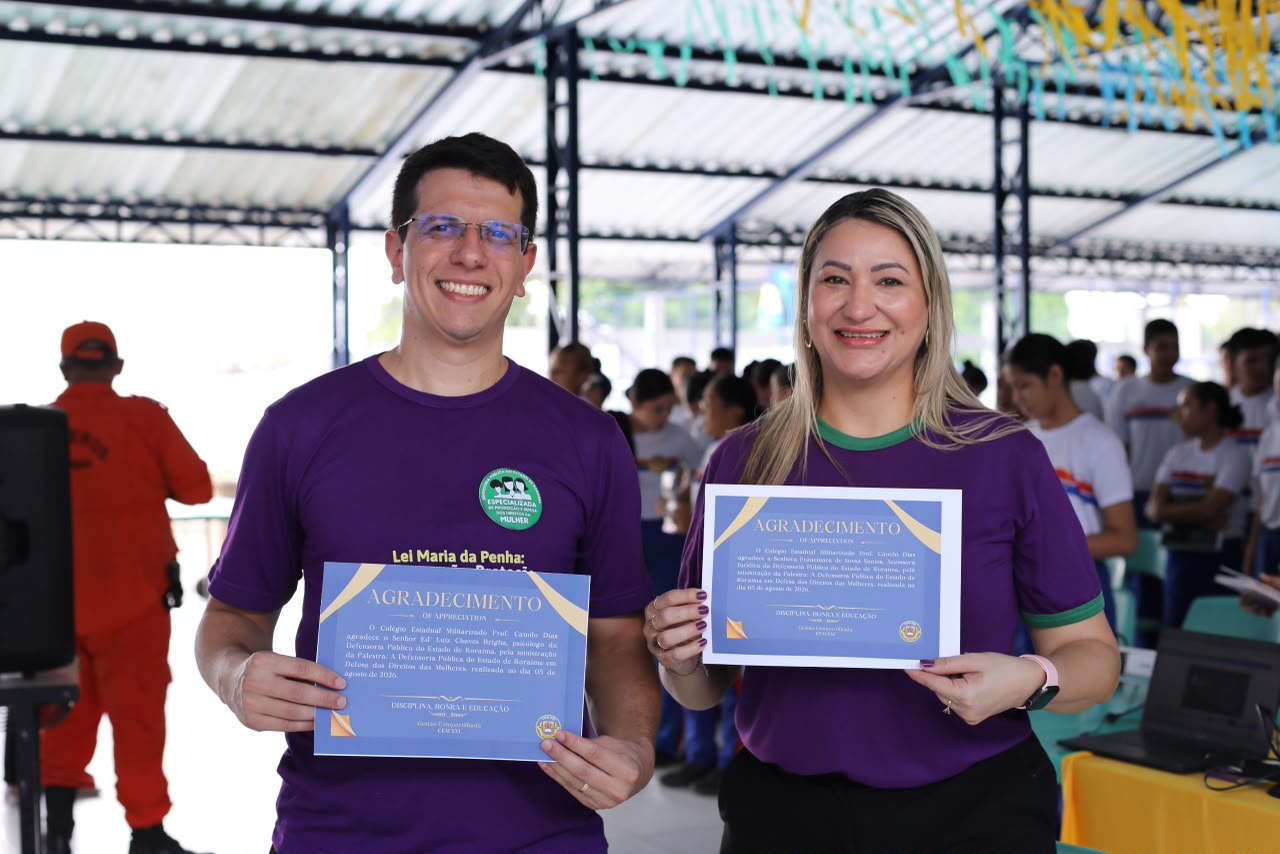  O psicólogo Ed' Luiz Chaves e a assessora Nara Santos, da Defensoria Especializada de Promoção e Defesa dos Direitos da Mulher, receberam um agradecimento da direção da unidade escolar