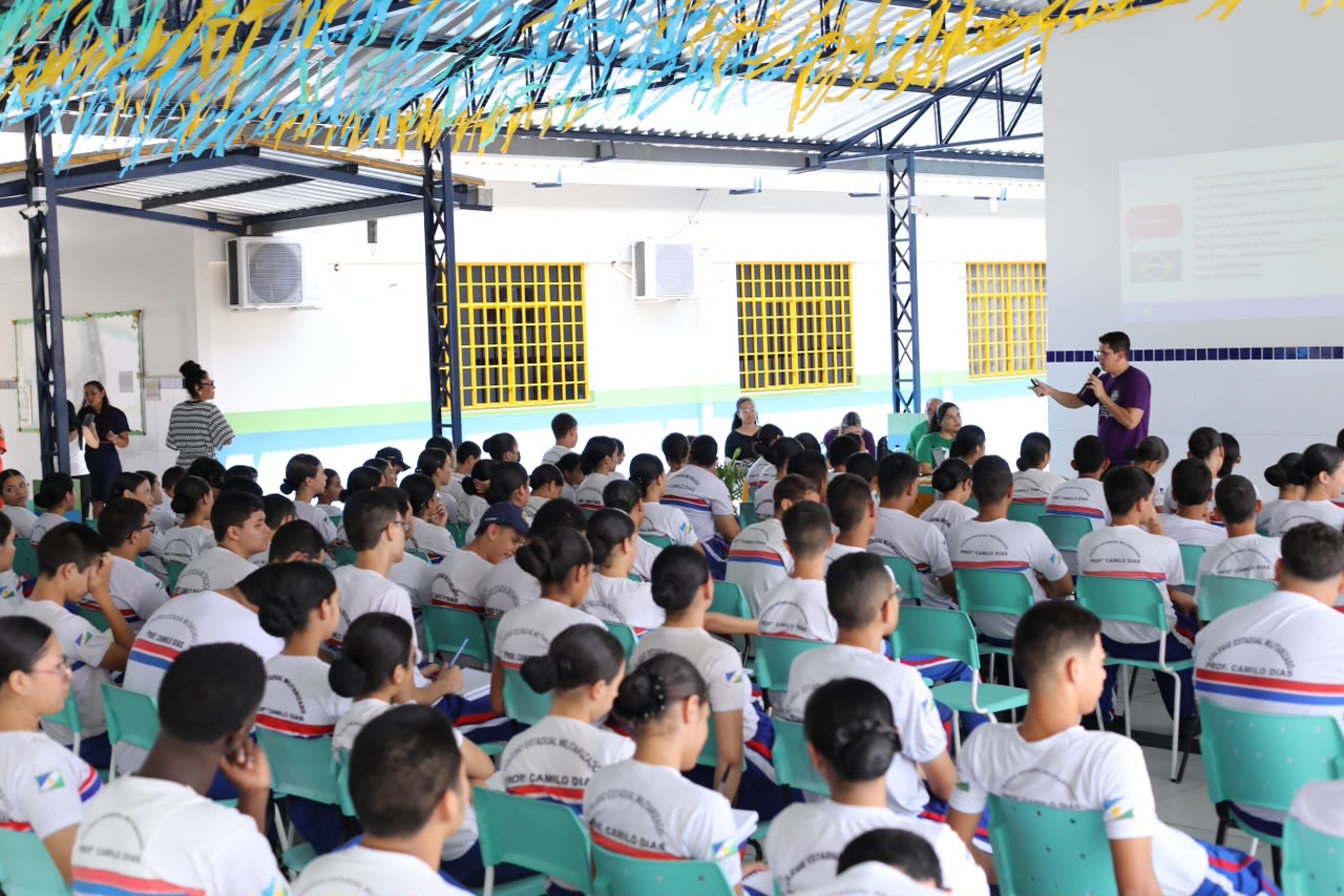 Cerca de 210 estudantes do Colégio Estadual Militarizado Professor Camilo Dias participaram da primeira ação da campanha Agosto Lilás, promovida pela DPE-RR