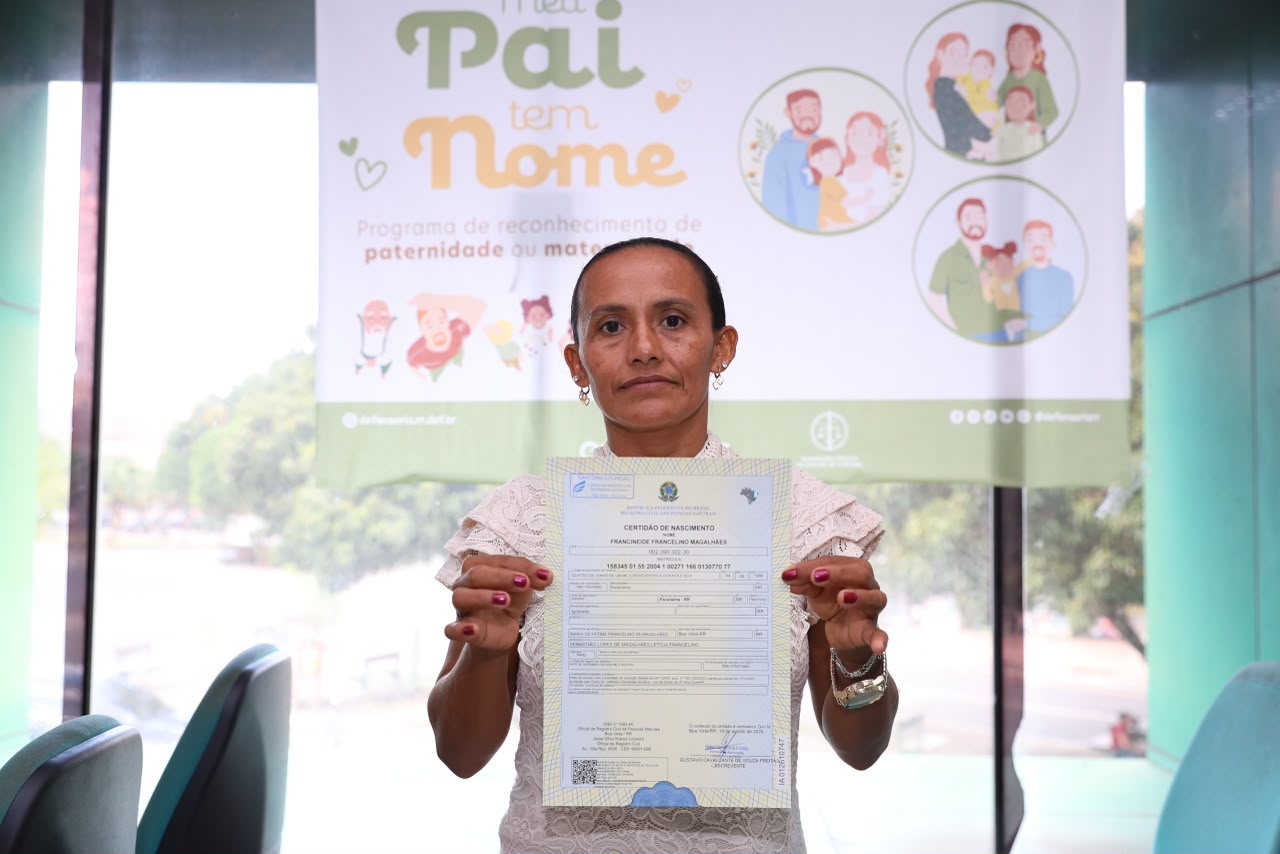 Francineide Francelino Magalhães recebeu a nova certidão de nascimento após incluir o nome da mãe no documento. Ela veio da comunidade São Francisco, em Pacaraima, para participar da ação