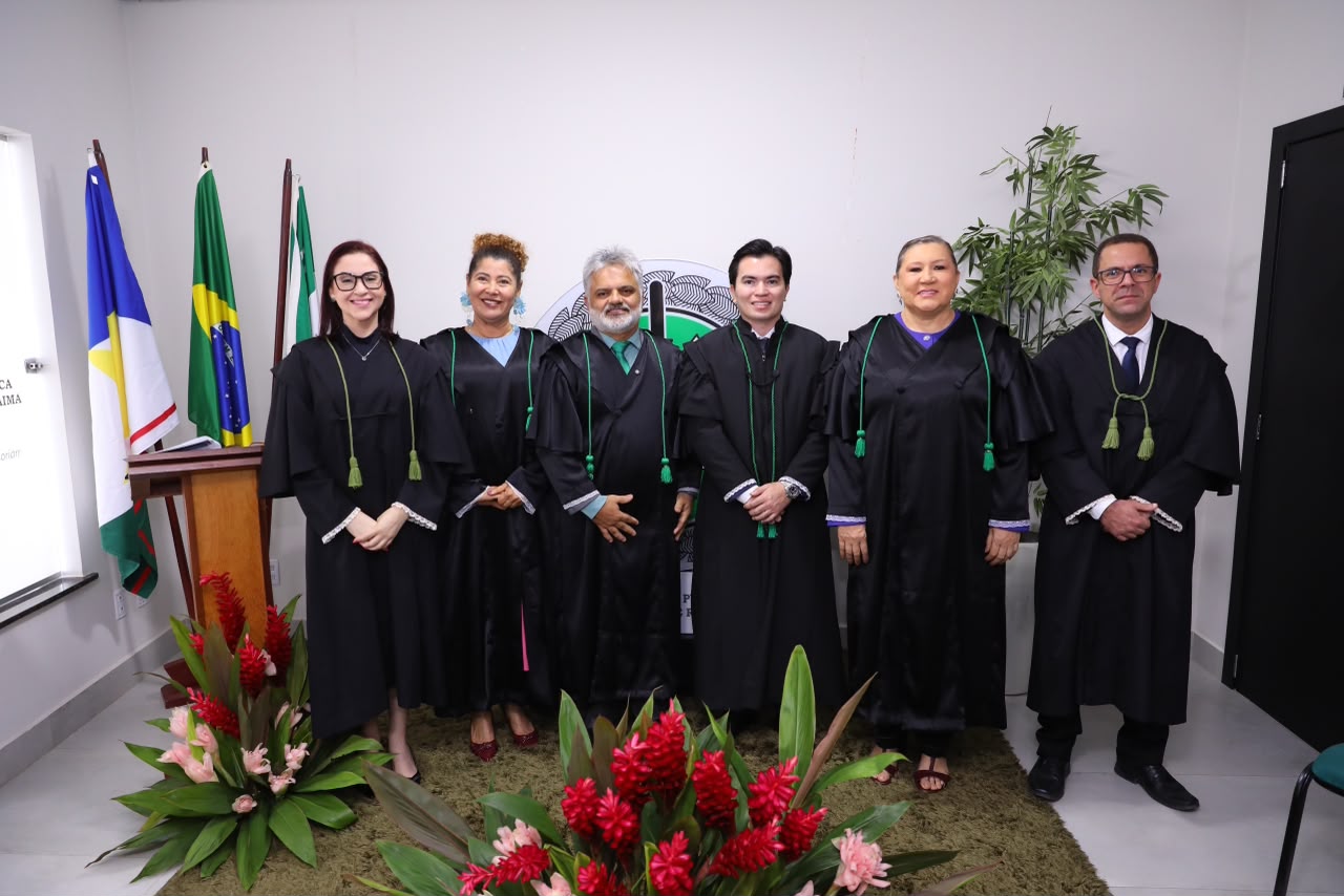O defensor público-geral em exercício, Natanael Ferreira, e a corregedora-geral, Lenir Rodrigues, acompanharam a posse ao lado de membros da instituição, reafirmando o compromisso coletivo com a promoção da cidadania