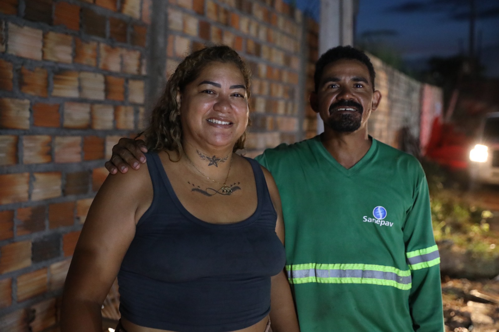 Yuriianny Coro comemora o retorno da energia para a comunidade