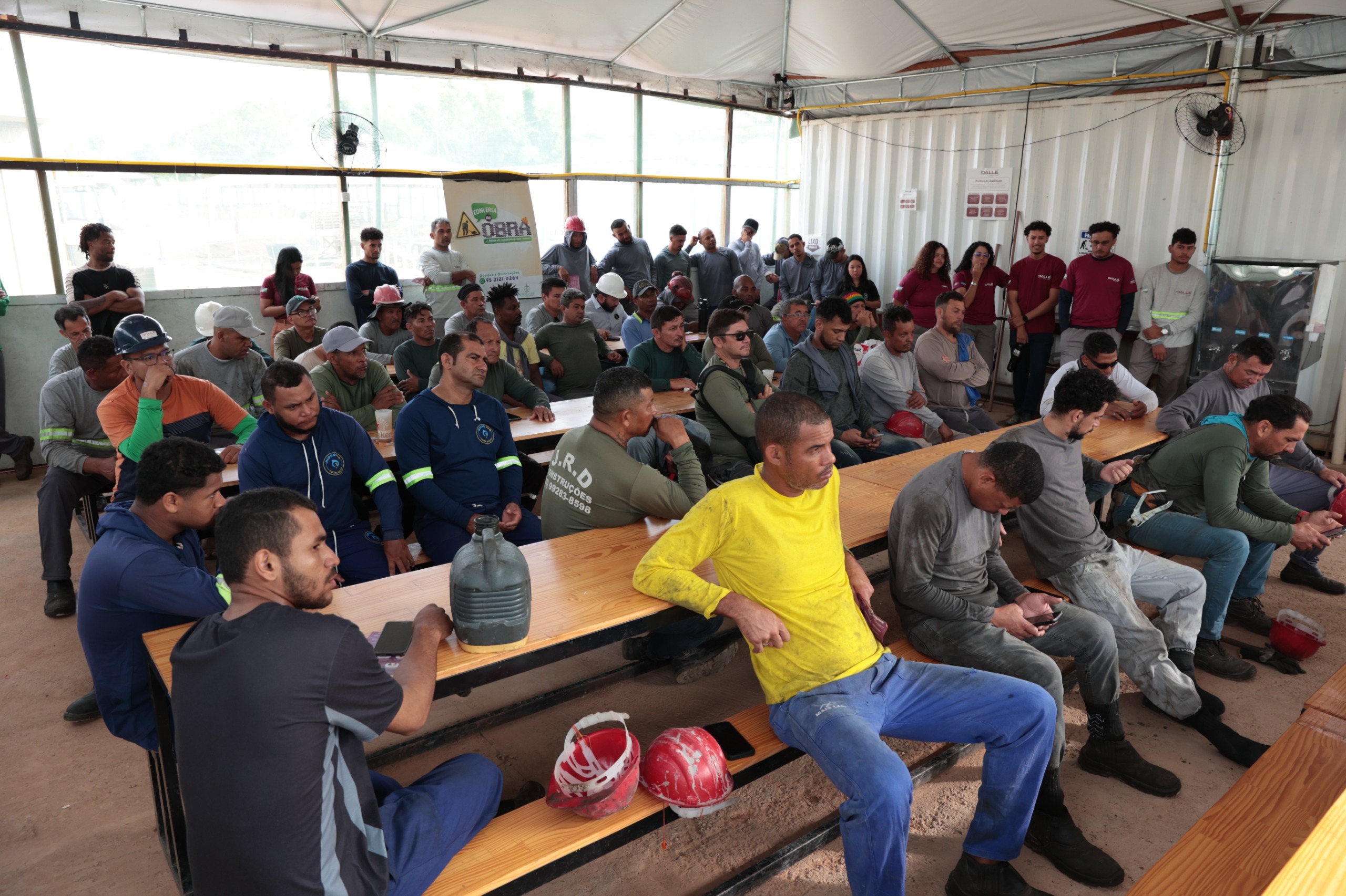 Defensora pública, assessores jurídicos e psicólogo da DPE-Mulher participaram da atividade com os trabalhadores da construção civil