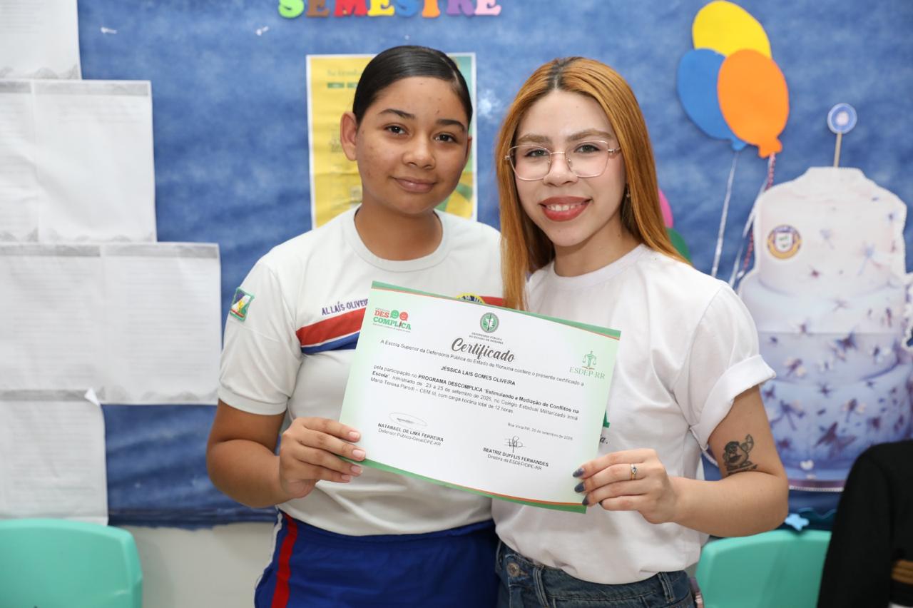 Alunos do Colégio CEM III recebem certificação após três de atividades do Descomplica