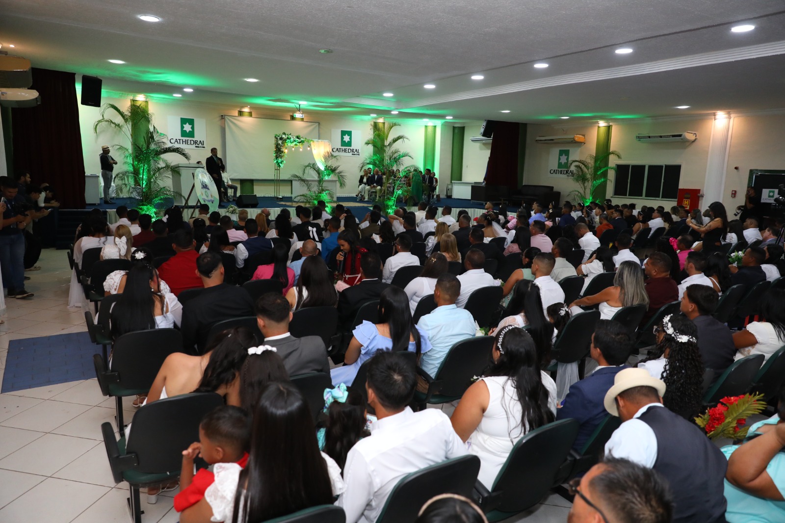Auditório da Faculdade Cathedral ficou lotado com a presença dos 120 casais, amigos e familiares