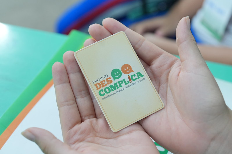 Estudantes do CEM XI recebem certificados de participação ao fim das atividades. 